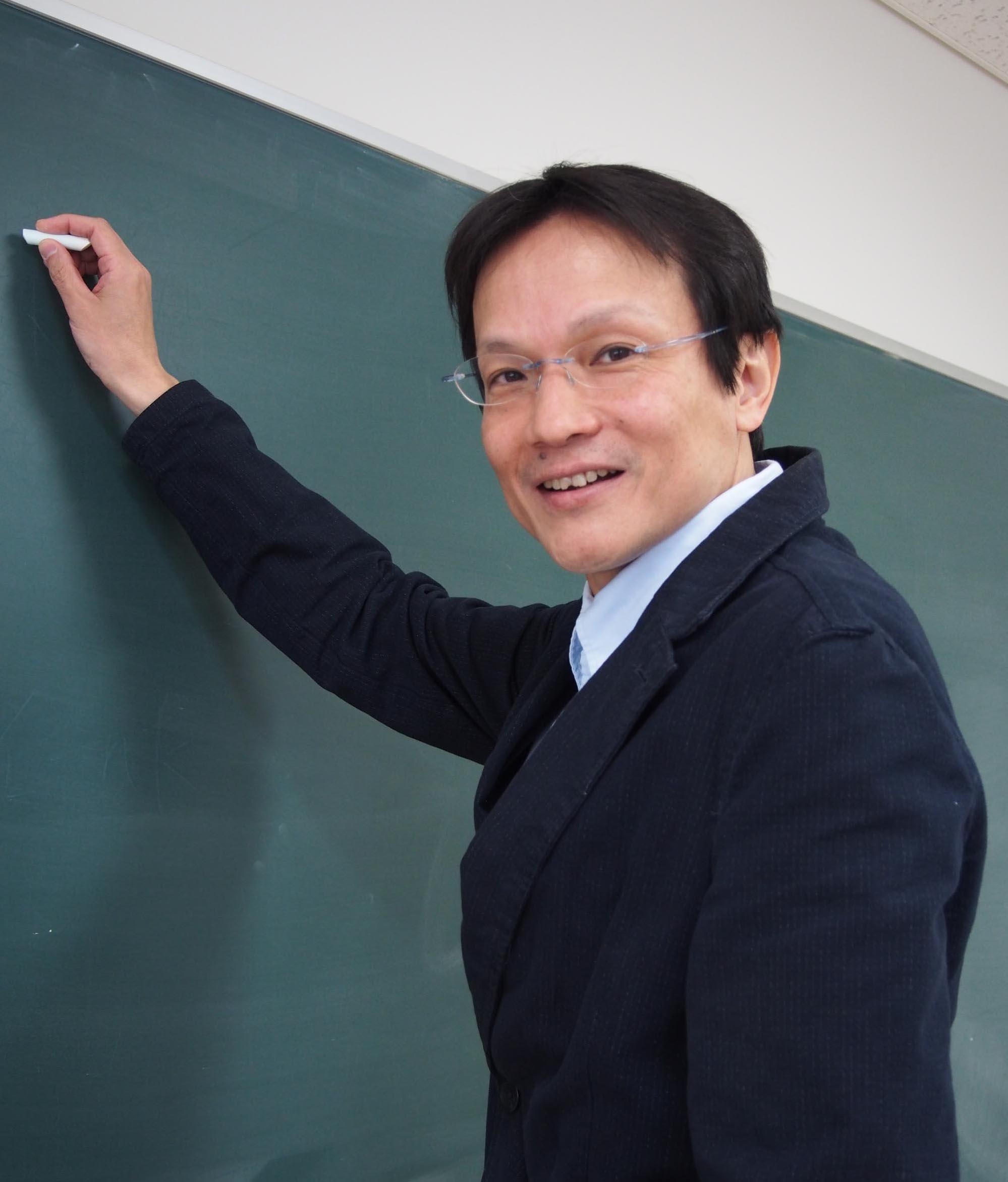 経済学研究科長・経済学部長 江上 雅彦