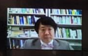 【学会賞受賞講演での安達准教授】